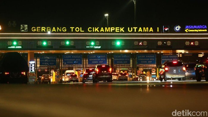 🚨Tol Jakarta-Cikampek Mulai Padat Malam Ini, Contraflow Diterapkan Tanpa Peringatan!!