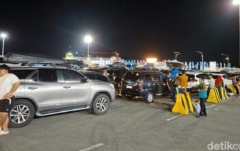 **Dermaga di Merak Penuh, Polisi Pasang Penyekat Antisipasi Penumpukan**