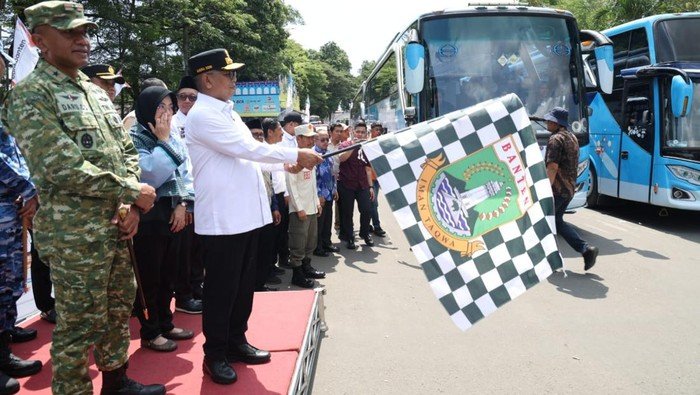 **Andra Soni Luncurkan Mudik Gratis, 990 Warga Banten Berangkat dengan 22 Bus!**
