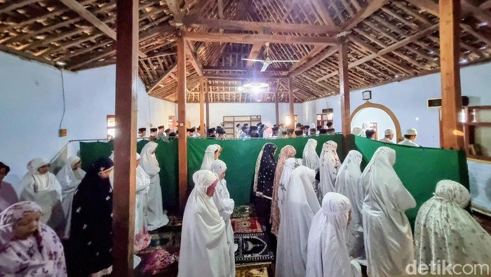 Jemaah Syathaariyah di Ponorogo Salat Idul Fitri Dini Hari, Apakah Ini Pertanda Baru?