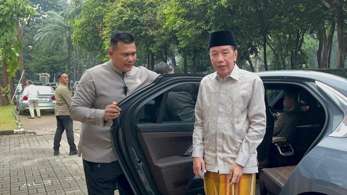 Lebaran di Jakarta, Jokowi Bareng Kaesang Salat Id di Masjid Al-Bina GBK - Update 1