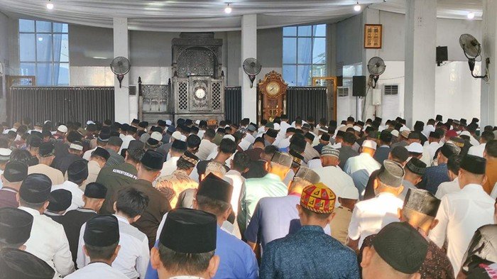 Prabowo Subianto Bersama Warga Aceh Tamiang dalam Momen Salat Idul Fitri yang Mengharu biru