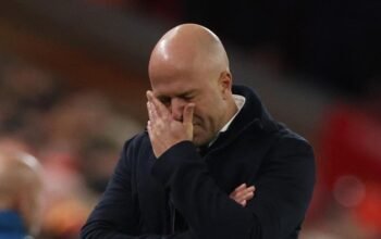 “Liverpool Terpuruk, Slot Salahkan Badai Cedera: Bisakah Mereka Bangkit?”