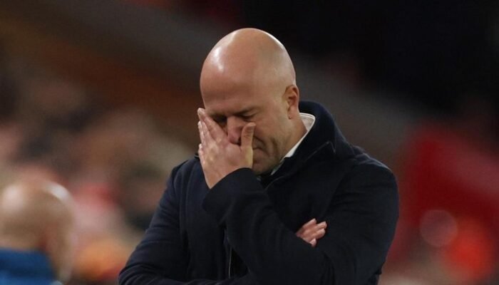 “Liverpool Terpuruk, Slot Salahkan Badai Cedera: Bisakah Mereka Bangkit?”