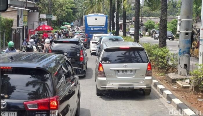 **Macet Menyebalkan di Ragunan H+2 Lebaran, Antrean Kendaraan Membuat Waktu Terbuang**