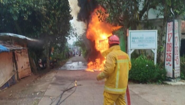 **Tragedi Kebakaran di Warung Kelontong Bogor: Pemilik Luka Bakar, Korsleting Listrik sebagai Penyebab**