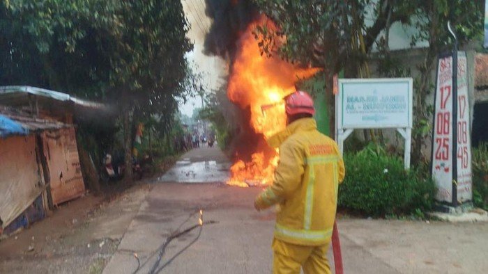 **Tragedi Kebakaran di Warung Kelontong Bogor: Pemilik Luka Bakar, Korsleting Listrik sebagai Penyebab**