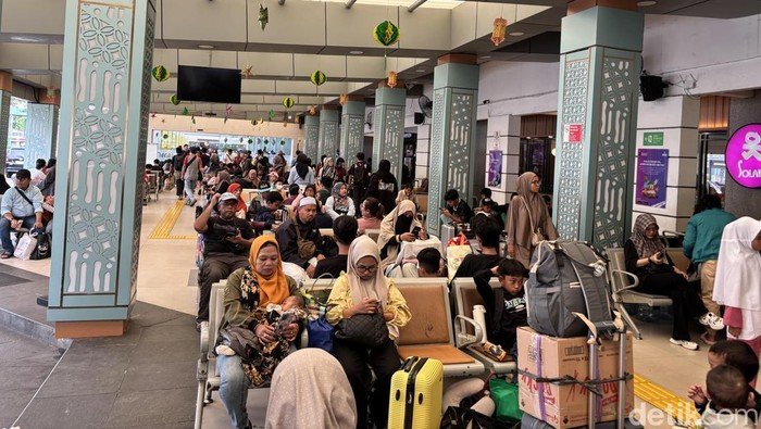 **Arus Balik di Stasiun Senen: Pemudik Bawa Camilan Tradisional Berkardus-kardus**