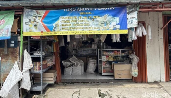 Harga Plastik Membakar Dompet, Pedagang Bekasi Berjuang untuk Tetap Cuan