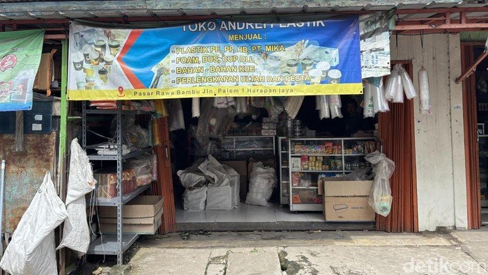 Harga Plastik Membakar Dompet, Pedagang Bekasi Berjuang untuk Tetap Cuan